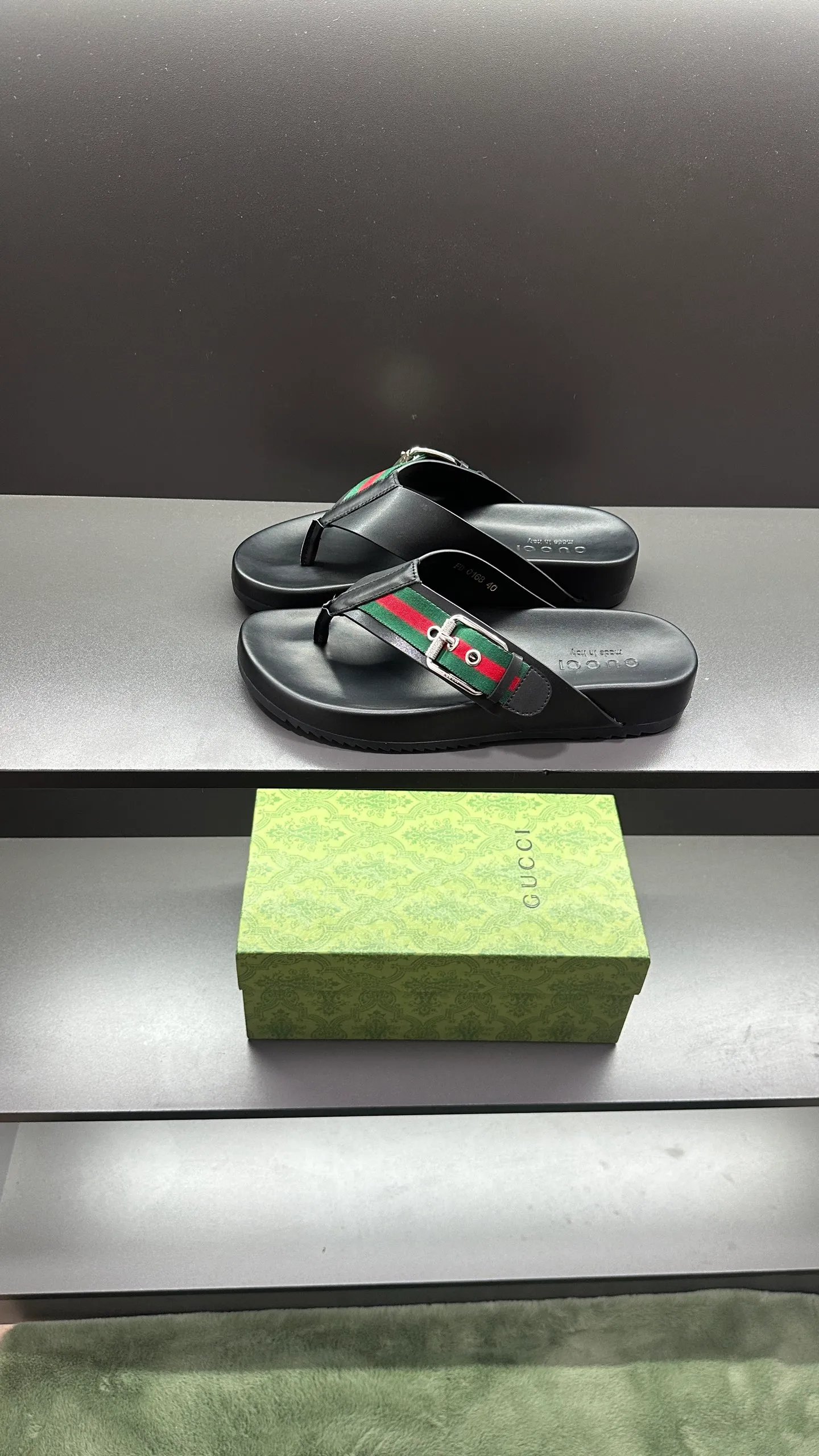 [G Home New Style] P: 300💰Men's size 39~45, (46. Customized) This slipper is made of GG polyester fiber and is decorated with a Gucci label on the front, which adds a striking logo feel to the style. "Gucci Made in Italy" stamped label Rubber sole Flat Made in Italy